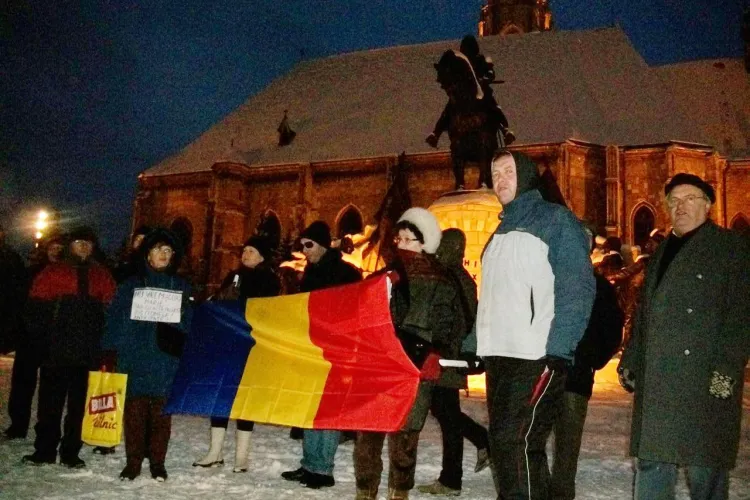 Protestele continua pe versuri precum: "Daca am sa cad in genunchi nu raman/ N-am cum sa tac stiu ca sunt roman" FOTO si VIDEO
