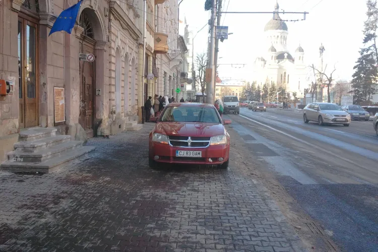 Smecher de Cluj! Si-a parcat masina in statia de autobuz, desi peste strada locurile de parcare erau goale STIREA CITITORULUI FOTO