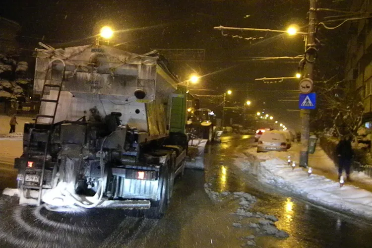 Utilajele de deszapezire "ara" Clujul! Vezi cum se intervine in Manastur - Zorilor si Centru FOTO si VIDEO