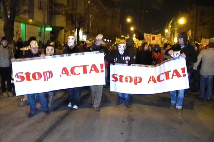 ACTA i-a scos pe clujeni in strada! 2.000 de oameni in mars prin Cluj-Napoca VIDEO si FOTO