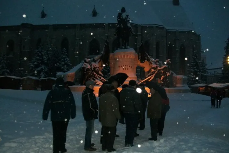 Protestatarii din Piata Unirii catre ziaristi: "Sa scrieti ca suntem vreo suta" 