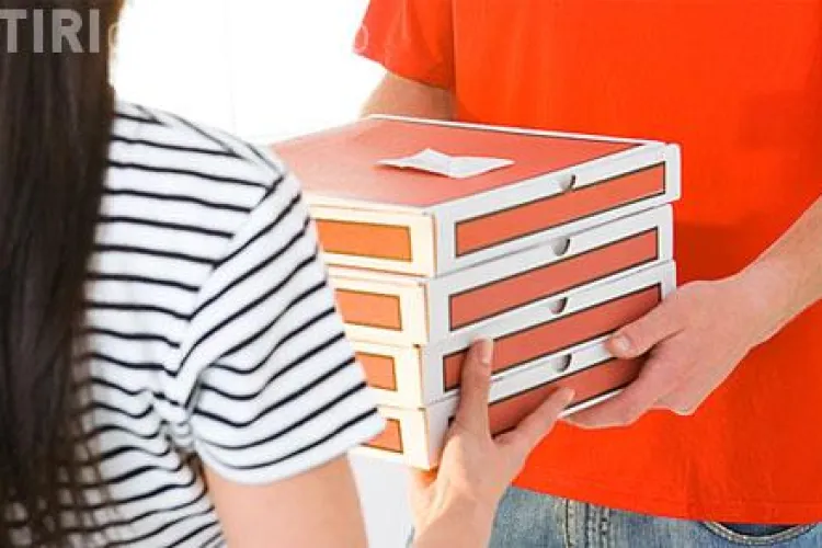  Au talharit un baiat care livra pizza, in scara unui bloc de pe strada Almasului