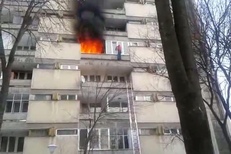 Incendiu pe Detunata! Imagini cu apartamentul in flacari. Un barbat era suspendat in afara balconului VIDEO 