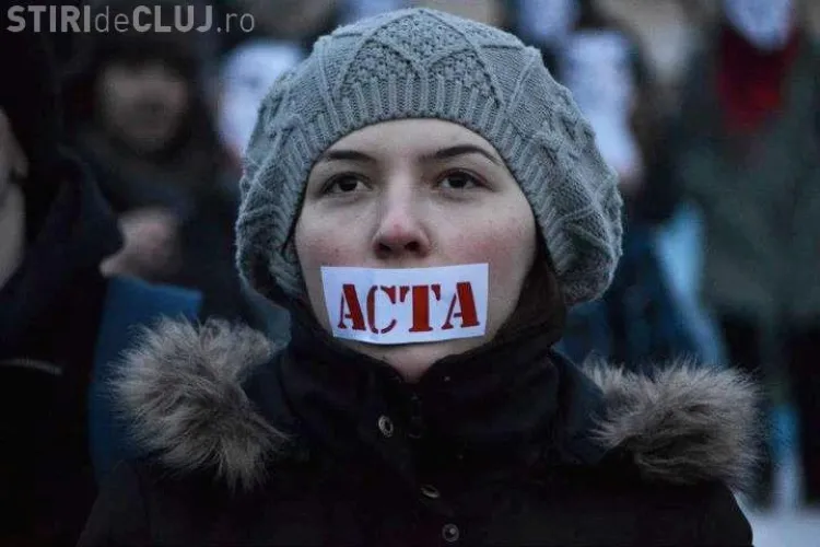 Clujenii spun: "Protestul continua! Uniti pentru schimbare!". Oamenii se aduna in Piata Unirii 