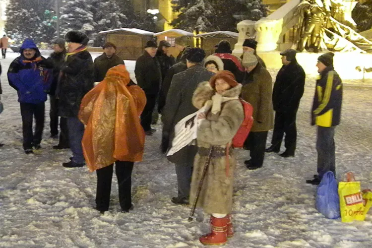 Protestatarii din Piata Unirii se numara de frica sa nu dispara unul