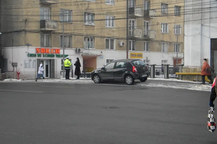 Sofer inconstient! Si-a parcat masina pe strada Cuza Voda. Agentii primariei i-au ridicat autoturismul FOTO