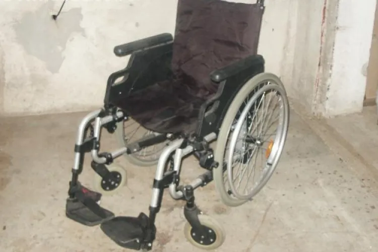 Un hot a furat un carucior pentru persoane cu handicap