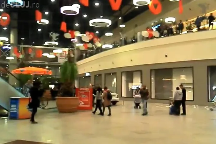 Protest in Iulius Mall! Cativa activisti au strigat "Romania, trezeste-te" si au fost luati pe sus de agentii de securitate VIDEO