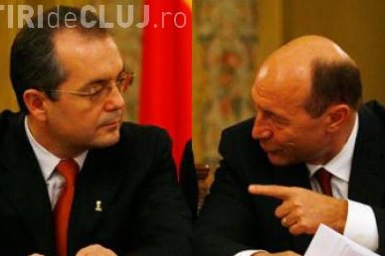 Basescu l-a felicitat pe Boc si l-a pupat pe ambii obraji