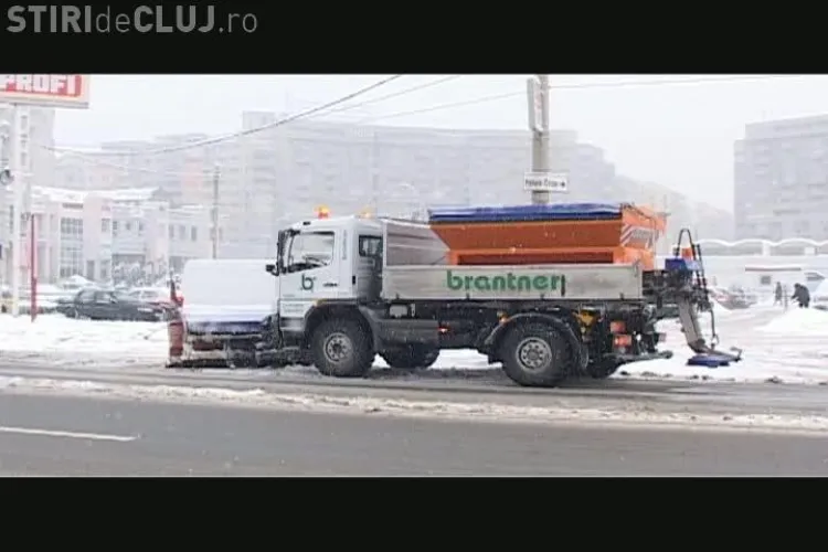 Firma Brantner Veres deszapezeste curtea Consiliului Judetean Cluj, fara sa aiba contract, in timp ce alte strazi din oras sunt inzapezite VIDEO