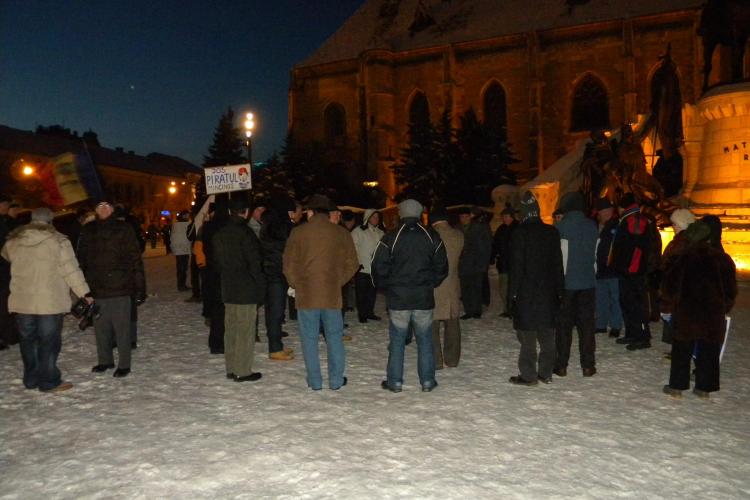 Protestele din Piata Unirii nu se opresc: "Emil Boc face sluj, nu e bun primar de Cluj" FOTO si VIDEO