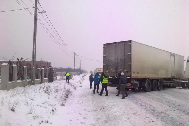 Un TIR a derapat la Caseiu din cauza poleiului FOTO