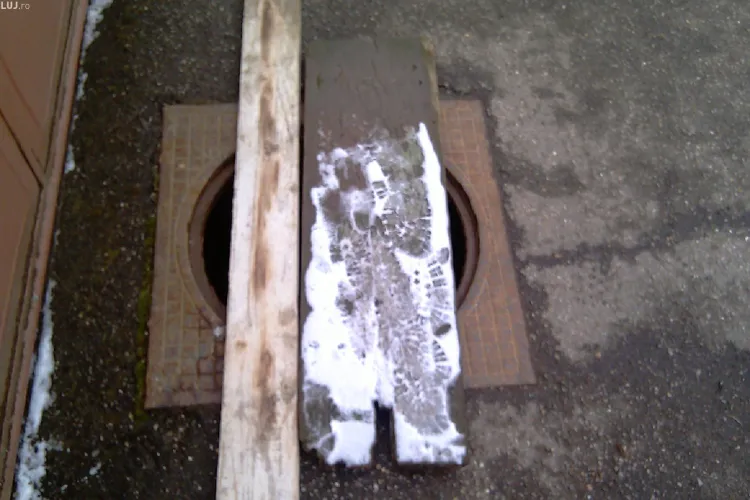 Patru capace de canal, furate de pe strada Dragalina