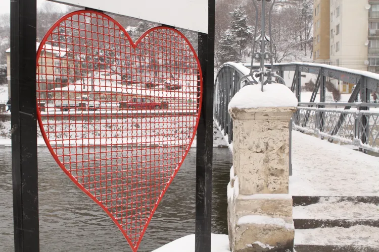 Casatorii de Ziua Indragostitilor la Cluj-Napoca si lacate agatate pe Podul Elisabeta