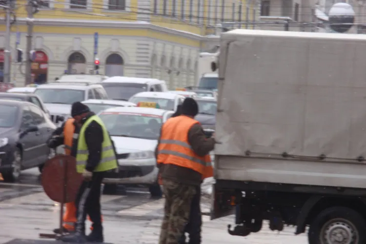 Asfaltari in Piata Avram Iancu, in fata la Finantele Cluj! Trecatorii: Nici pana diseara nu tine asfaltul FOTO