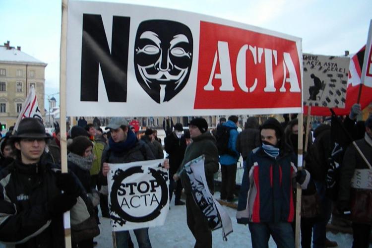 Protest ACTA in Piata Unirii din Cluj-Napoca! "Eu sunt pui de dizident, vreau sa folosesc torent!" VIDEO si FOTO