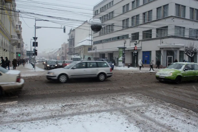 Clujul este inzapezit! Masinile circula prin centrul orasului bara la bara FOTO