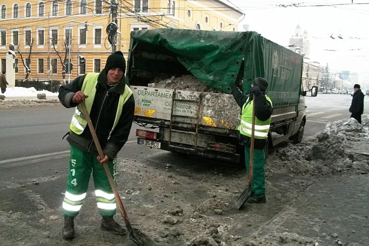 In Cluj-Napoca se circula fara probleme. Muncitorii deszapezesc drumurile de azi dimineata de la ora 06:00 FOTO