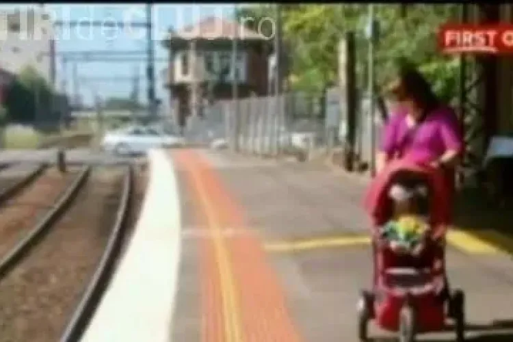 Un barbat ar fi putut salva un copil sa nu ajunga intre liniile de cale ferata , dar vorbea la telefon