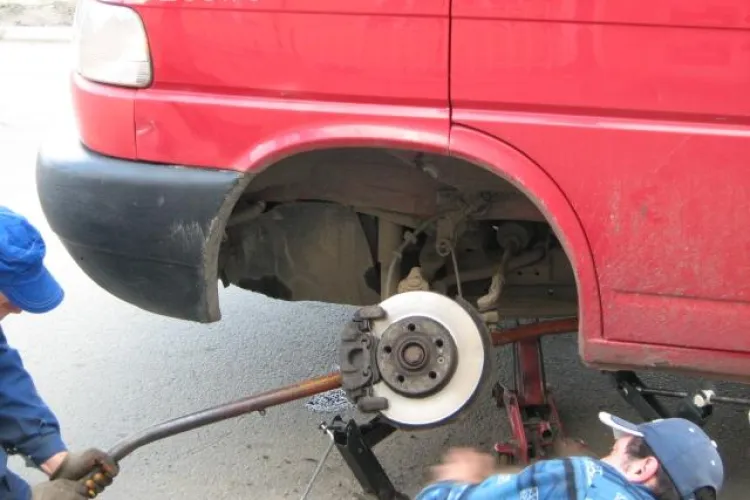 Si-a "rupt" masina intr-o groapa de pe DN 1, Oradea - Cluj-Napoca, si a castigat despagubiri de 2.000 de lei