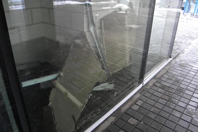 Inundatie la magazinul Central! O conducta inghetata s-a spart si mai multe etaje au fost afectate