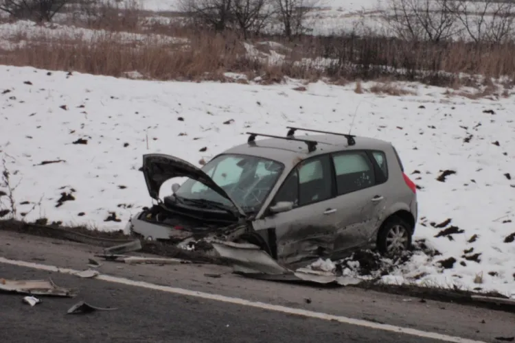 Accident la Ciucea! O masina a iesit in "decor", dar cei doi pasageri au scapat fara rani