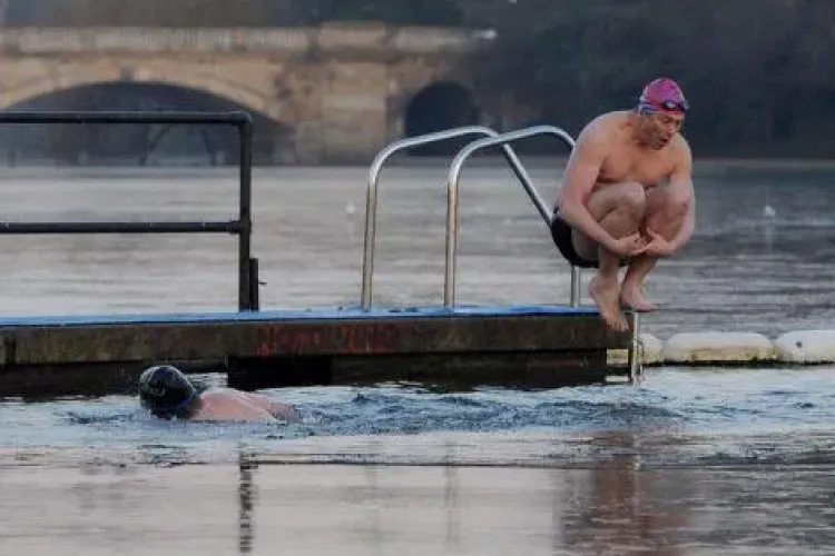 Nu toti se tem de frig. Englezii fac baie la -10 grade Celius 