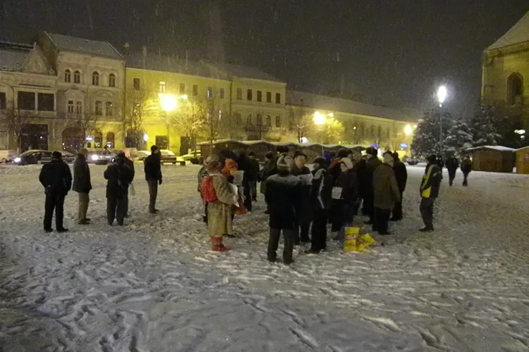 Protestul continua in Piata Unirii! 30 de oameni striga "Jos Basescu"