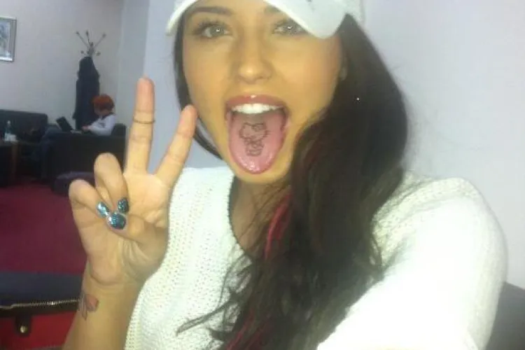 Antonia si-a facut la Cluj tatuaj pe limba cu Hello Kitty Vezi FOTO