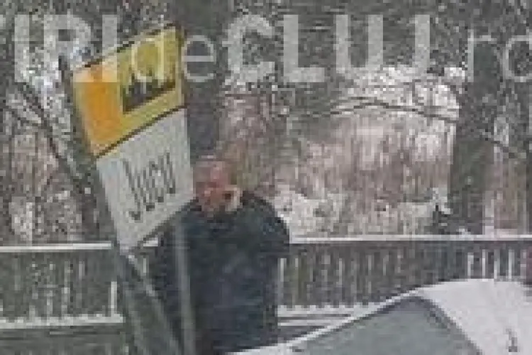 Masina de politie a derapat pe zapada si a ajuns in sant la Jucu! FOTO