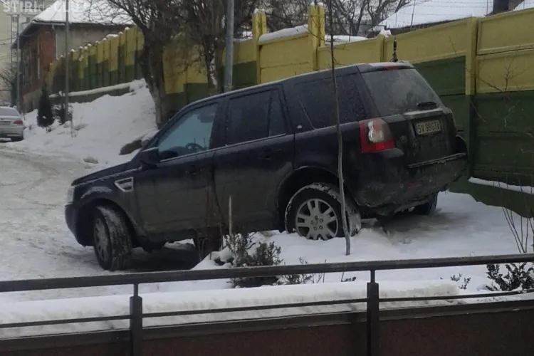 Asa se parcheaza in Marasti! Daca putea, urca masina pe gard STIREA CITITORULUI