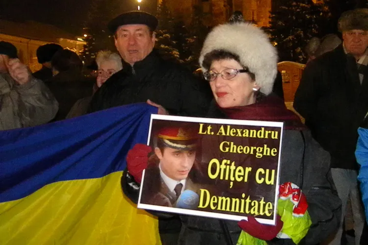 Protestele din Piata Unirii continua: "Pentru tara si popor il dam jos pe dictator!"