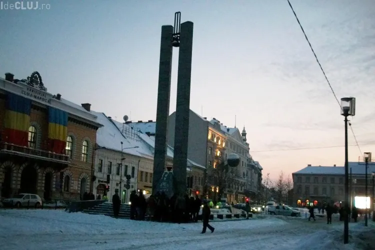 Din cauza concertului, protestatarii din Piata Unirii s-au intalnit la clopotul de pe Eroilor