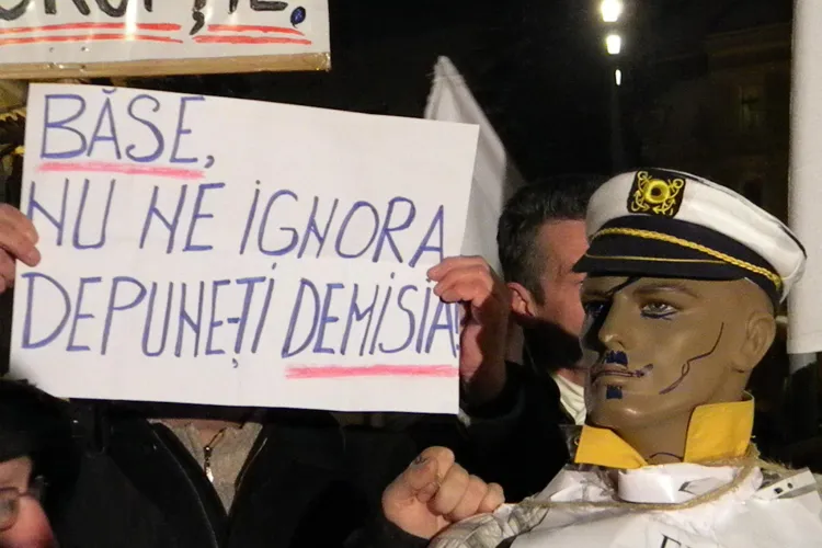 Basescu, spanzurat si executat cu bulgari de protestatarii din Piata Unirii FOTO si VIDEO