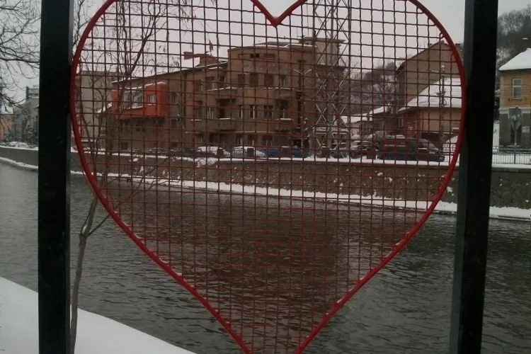 Lacatele iubirii lipsesc de pe inimioarele montate pe Podul Elisabeta FOTO