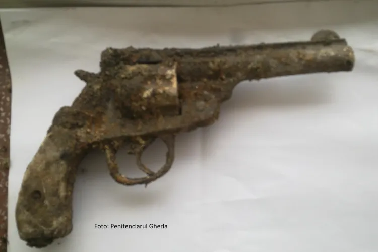 Pistol gasit la Penitenciarul Gherla! FOTO