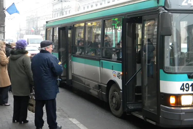 Autobuz pe strada Mehedinti din Manastur, dupa schimbarea sensurilor de circulatie