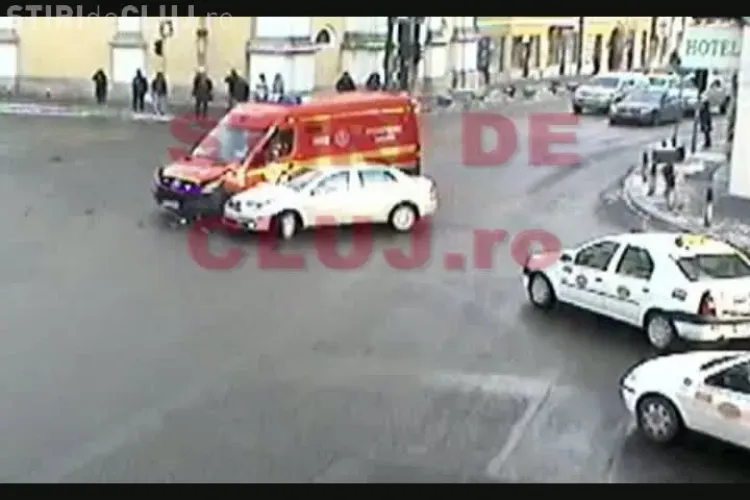 Accidentul cu ambulanta SMURD din fata hotelului Melody - IMAGINI CAMERE DE SUPRAVEGHERE VIDEO