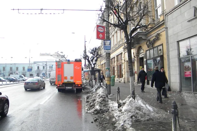 Pompierii clujeni au intervenit sa inlature turturi de un metru de pe o cladire din centrul Clujului FOTO