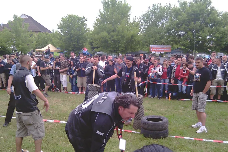 VIDEO - Motociclistii si-au facut de cap la Gilau. Concursuri de baut bere, lupte pe cauciuc si intreceri intre "motoare"