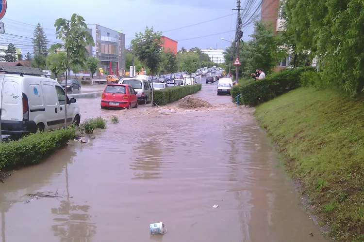 Justificari in urma inundatiilor de duminica din Cluj-Napoca: Canalizarea s-a infundat din cauza santierelor si a materialelor antiderapante - VIDEO
