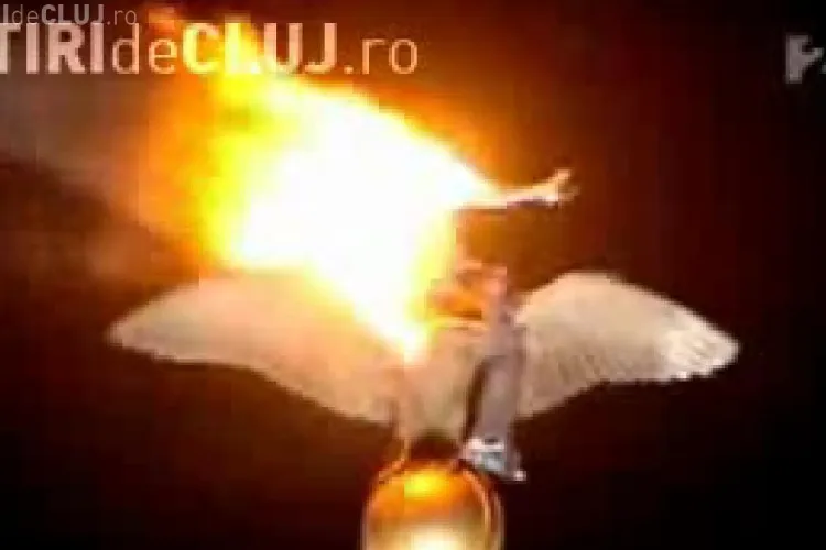 Imagini Socante! Un barbat s-a urcat pe o statuie in Budapesta si si-a dat foc - VIDEO