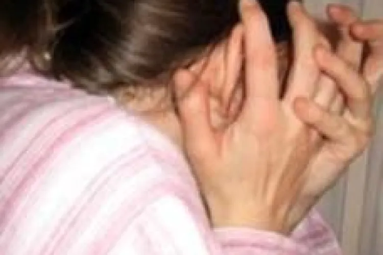 O clujeanca de 50 de ani a fost amenintata in propria casa ca va fi aruncata de la etaj, iar fiul ii va fi rapit