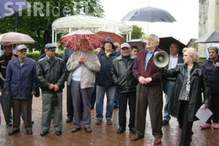 Pensionarii au protestat la Turda si au citit o proclamatie