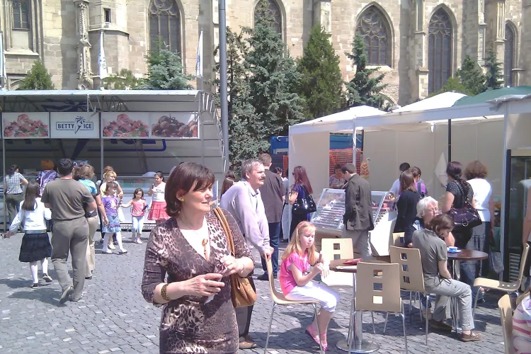 Oana Boc, sotia premierului, a vizitat standurile de la Festivalul de Inghetata din Piata Unirii si a gustat dintr-o inghetata cu capsuni - VIDEO