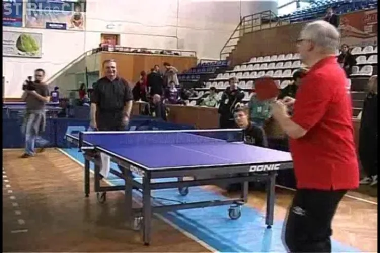 Meci de tenis la nivel inalt! Fostul negociator sef al Romaniei cu UE si ambasadorul Marii Britanii au jucat ping-pong la Cluj!- VIDEO