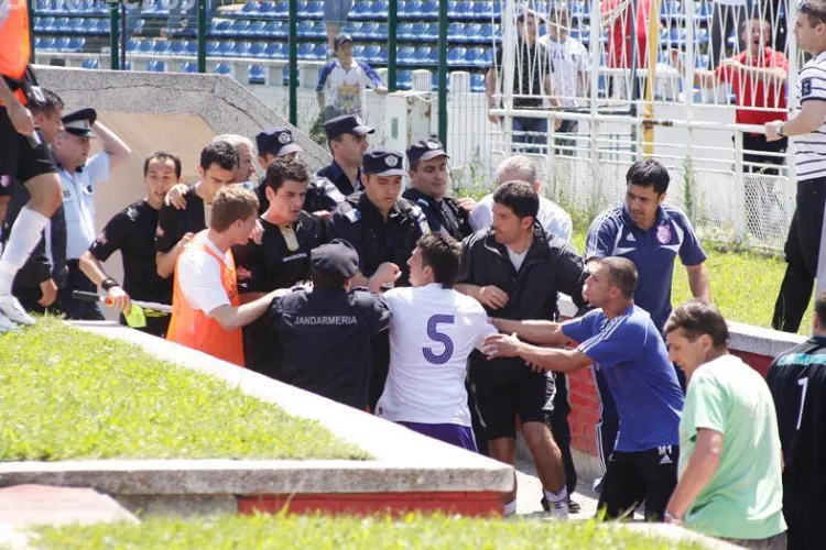 VIDEO - Suporterii au invadat terenul la meciul FC Arges - Universitatea Cluj! Fanii au vrut sa il bata pe arbitru - Galerie FOTO