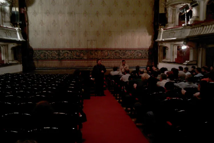 Angajatii de la Opera Nationala din Cluj au protestat in fata institutiei si au cerut demisia directorului Rares Trifan