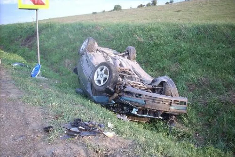 Accident grav la Martinesti. Un sofer s-a rasturnat, dupa ce s-a lovit de un cap de pod
