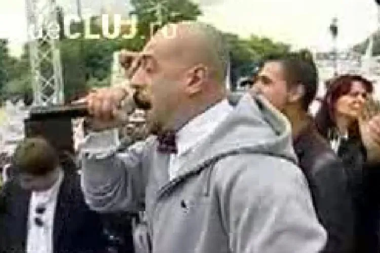 Crbl a filmat un videclip pentru piesa "Romanul n-are noroc" chiar in mijlocul celor 60.000 de protestatari din Piata Victoriei - VIDEO